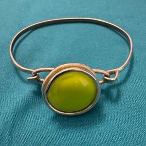 Elegant Silver Bracelet with Lime Green Stone